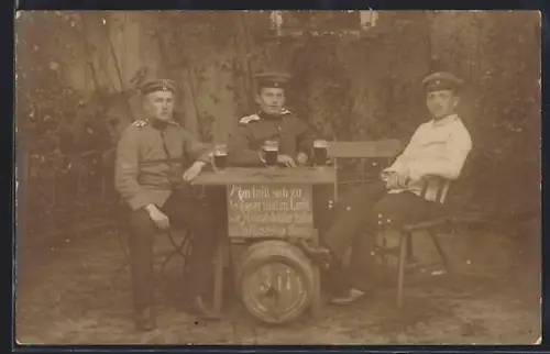 Foto-AK Munsterlager, Drei Soldaten mit Bierkrügen an einem Tisch sitzend