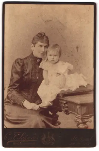 Fotografie C.F. Schmid, Stuttgart, Am Bahnhof, Isa Hinter und Freny auf elegantem Sessel