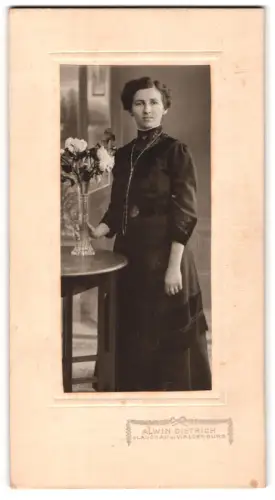 Fotografie Alwin Dietrich, Glauchau, Waldenburg, Martha Ernst mit Blumenvase
