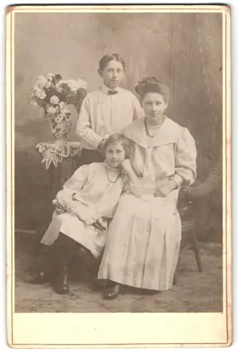 Fotografie unbekannter Fotograf und Ort, Lehnchen, Albert und Frieda mit Blumenarrangement