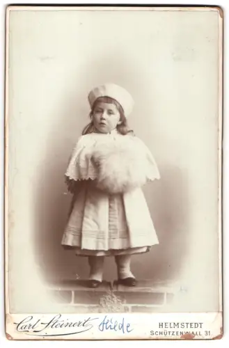 Fotografie Carl Steinert, Helmstedt, Schützenwall 31, Porträt von Friede in Winterkleidung