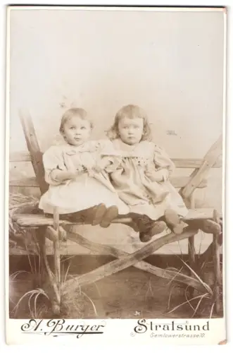 Fotografie A. Burger, Stralsund, Semlowerstrasse 10, Werner und Herbert auf einer Bank