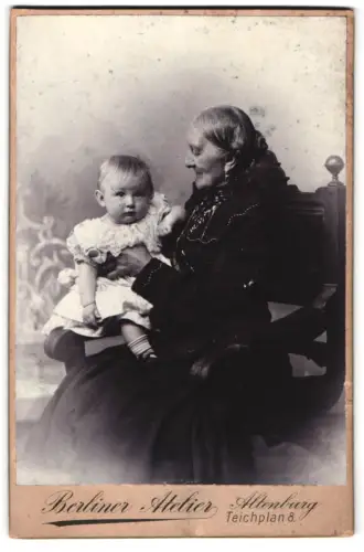 Fotografie Berliner Atelier, Altenburg, Teichplan 8, Frau mit 1-jährigem Ernst auf dem Schoss