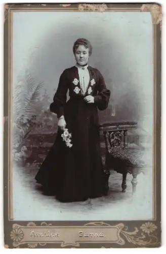 Fotografie Atelier Gutau, Berlin, Krautstrasse 52, Anna Luise Heléne Herzog im eleganten Kleid mit Blumenstrauss