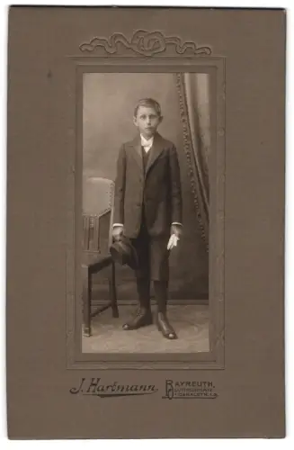 Fotografie J. Hartmann, Bayreuth, Luitpoldplatz, Canalstr. 1, Jürgen Ruthmaier mit Anzug und Hut