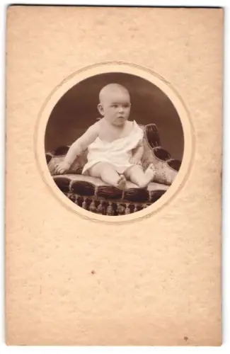 Fotografie unbekannter Fotograf und Ort, Kleinkind Hannelore Meyer auf gepolstertem Stuhl