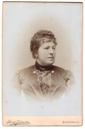 Fotografie Rich. Schlüter, Neuburg a.D., Färberstr. 85, Porträt von Kathi Wiedemann