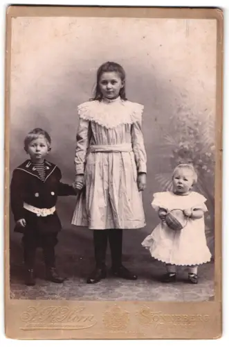 Fotografie F. R. Horn, Sonneberg, Ernstthal, Lulu mit Walther und Erika Schubart in Sonntagskleidung