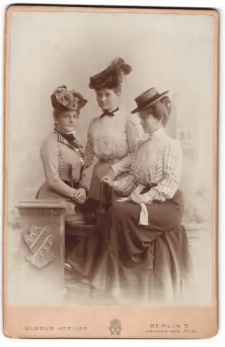 Fotografie Globus Atelier, Berlin, Oranienstr. 52/55, Toni, Mieze und Flora Schulz in eleganter Kleidung