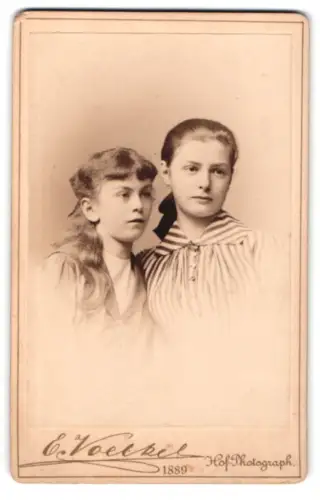 Fotografie E. Voelkel, Neisse, Ring 18, Porträt zweier junger Frauen