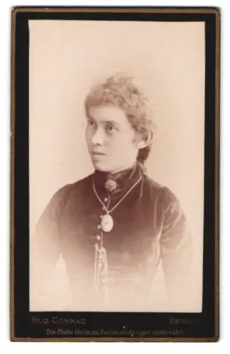 Fotografie Rud. Conrad, Berlin, Alexanderstr. 44, Porträt einer Dame in elegantem Kleid