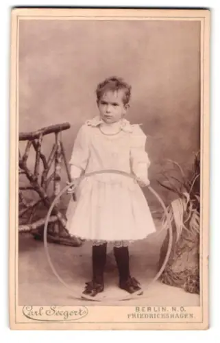 Fotografie Carl Seegert, Berlin, Frankfurter Str. 71, Kind mit Reifen