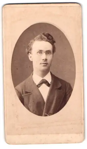 Fotografie J. Höflinger, Basel, Blumenrain 32, Porträt eines jungen Mannes mit Brille