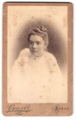 Fotografie Gysi & Co., Aarau, Frauenporträt mit Hochsteckfrisur