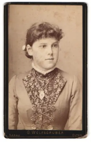 Fotografie G. Wolfsgruber, Aarau, vor dem Haldenthor, Porträt einer jungen Frau