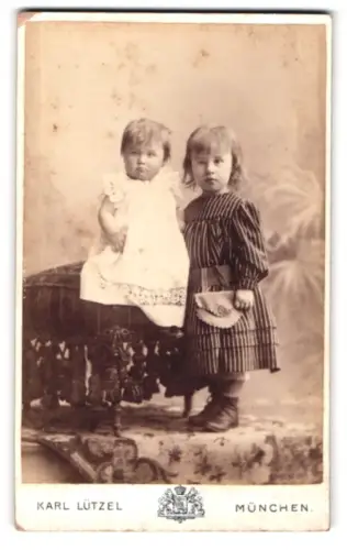 Fotografie Karl Lützel, München, Dachauerstrasse 19, Zwei Kinder auf einem Möbelstück