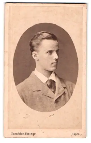 Fotografie Taeschler, Basel, Porträt eines jungen Mannes in Anzug