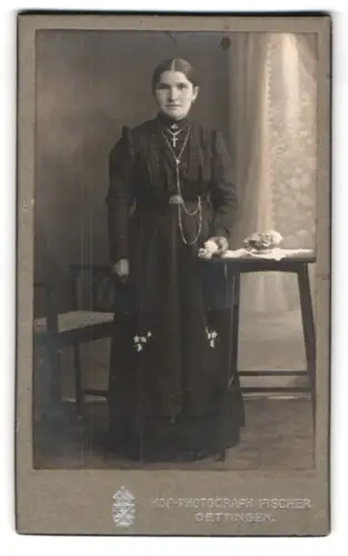 Fotografie Fischer, Oettingen, Stehende Frau mit Tisch und Blumen