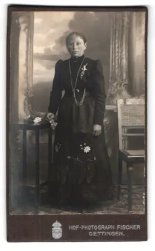 Fotografie Fischer, Oettingen, Stehende Frau mit Blumenschmuck
