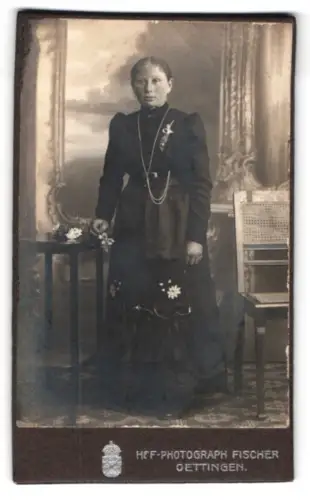 Fotografie Fischer, Oettingen, Frau an einem Tisch stehend