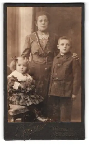 Fotografie Oehme, Werdau, Mutter mit zwei Kindern