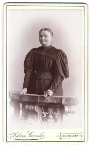 Fotografie Julius Grusche, Neugersdorf i. Sa., Frau in elegantem Kleid