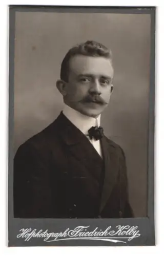 Fotografie Friedrich Kolby, Ort unbekannt, Porträt eines Mannes mit Schnurrbart