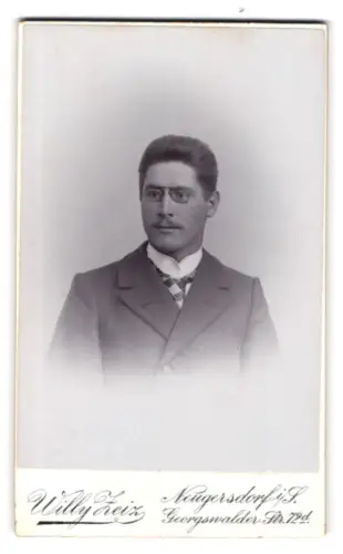 Fotografie Willy Zeiz, Neugersdorf i.Sa., Georgswalder Str. 72 d, Porträt eines Herren mit Brille
