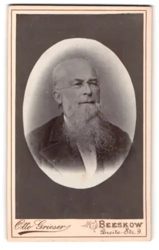 Fotografie Otto Grieser, Beeskow, Breite-Str. 9, Älterer Herr mit Brille und Bart