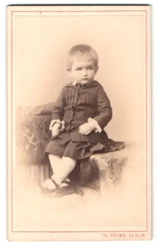 Fotografie Th. Prümm, Berlin, Unter den Linden 51, Kleinkind auf gepolstertem Stuhl