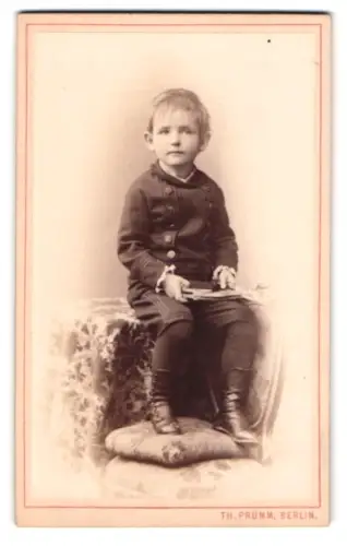 Fotografie Th. Prümm, Berlin, Unter den Linden 51, Kind auf einem Tisch sitzend