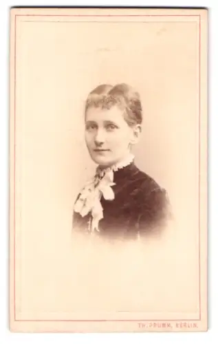 Fotografie Th. Prümm, Berlin, Unter den Linden 51, Porträt einer jungen Frau