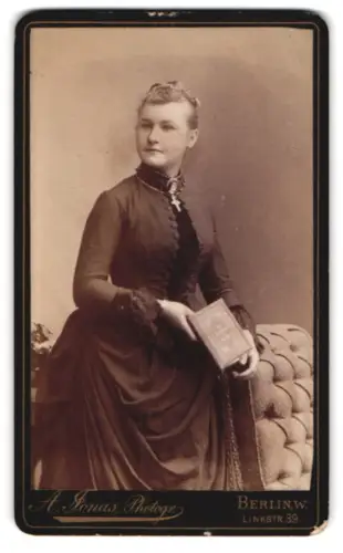 Fotografie A. Jonas, Berlin, Linkstrasse 39, Porträt einer Dame mit Buch