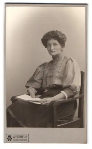 Fotografie Wertheim, Berlin, Rosenthalerstr., Frau mit Buch in einem Stuhl