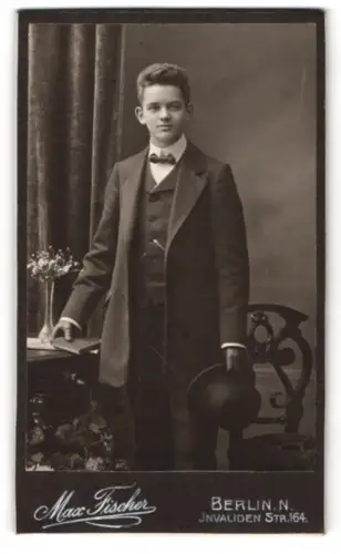 Fotografie Max Fischer, Berlin, Invaliden Str. 164, Junger Mann mit Hut