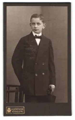 Fotografie A. Wertheim, Berlin, Königstr., Eleganter Junge im Anzug