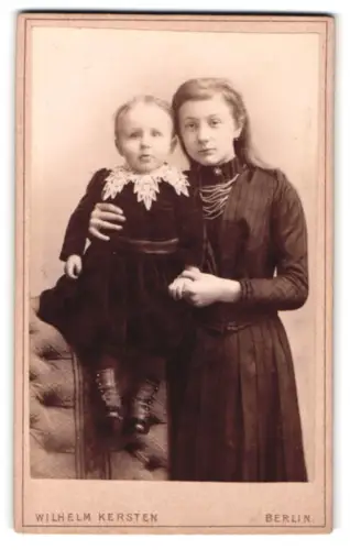 Fotografie Wilhelm Kersten, Berlin, Krausen-Str. 40, Mädchen mit kleinem Kind im Porträt