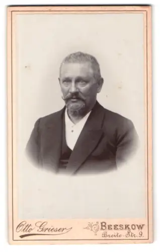 Fotografie Otto Grieser, Beeskow, Breite-Str. 9, Würdevoller Herr mit Bart