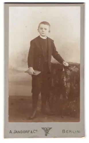Fotografie A. Jandorf & Co, Berlin, Grosse Frankfurterstr. 113, Porträt eines kleinen Jungen