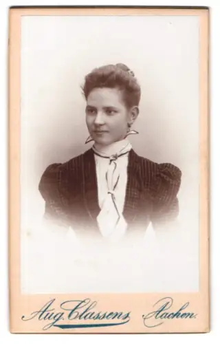 Fotografie Aug. Classens, Aachen, Hochstrasse 19, Porträt einer jungen Frau