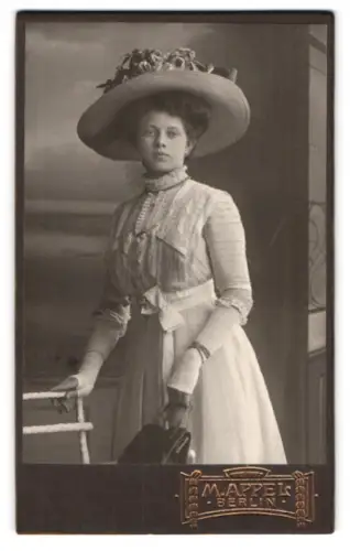Fotografie M. Appel, Berlin, Neue Königstr. 1, Dame mit elegantem Hut