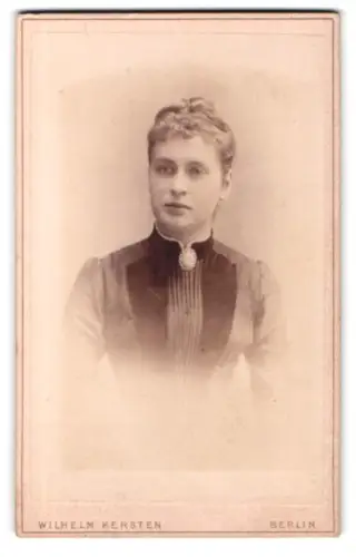 Fotografie Wilhelm Kersten, Berlin, Krausen-Str. 40, Porträt einer Frau mit Brosche