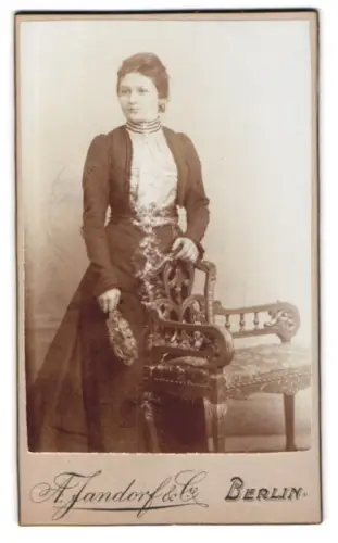 Fotografie F. Jandorf & Co., Berlin, Porträt Frau mit Stuhl