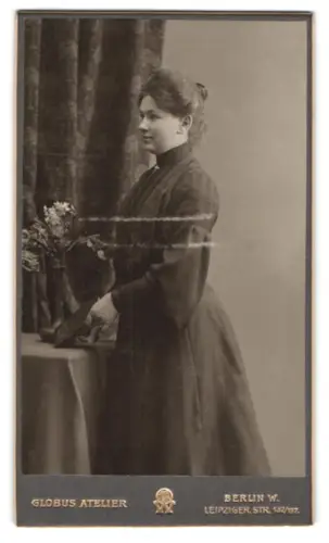 Fotografie Globus Atelier, Berlin, Leipziger Str. 132/137, Porträt einer Dame im Profil