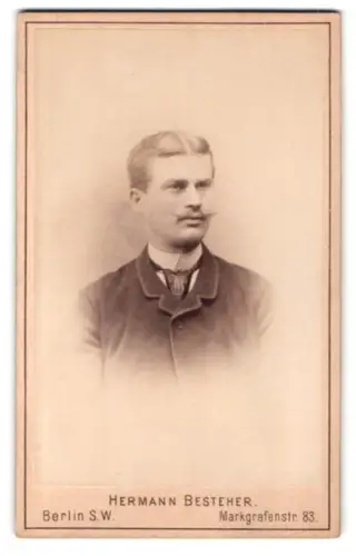 Fotografie Hermann Besteher, Berlin S.W., Markgrafenstr. 83, Porträt eines Herren