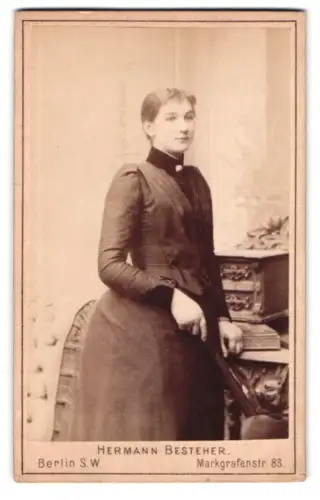 Fotografie Hermann Besteher, Berlin, Markgrafenstr. 83, Dame in elegantem Kleid