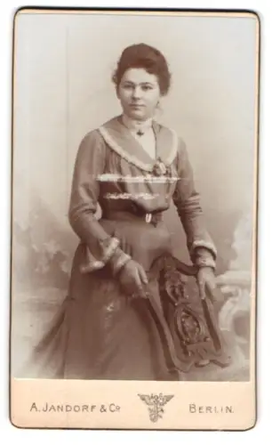 Fotografie A. Jandorf & Co, Berlin, Leipzigerstr. 64, Elegante Dame im Porträt