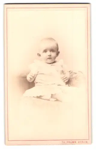 Fotografie Th. Prümm, Berlin, Unter den Linden 51, Porträt eines Kleinkindes