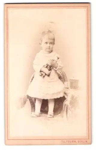 Fotografie Th. Prümm, Berlin, Unter den Linden 51, Porträt eines kleinen Kindes mit Puppe