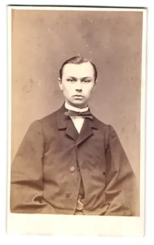 Fotografie Gebr. Siebe, Breslau, Alte Taschenstr. 10 u. 11, Porträt eines jungen Mannes